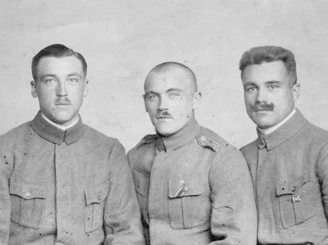 Na zdjęciu od prawej: ppor. Jan Hirsz, jego szwagier Władysław Wuttke oraz brat Franciszek