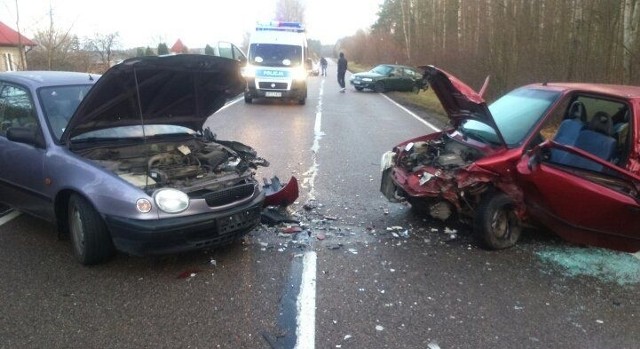 Kierujący seicento podczas wyprzedzania zderzył się czołowo z toyotą . Dwie osoby trafiły do szpitala.W piątek kilka minut po godzinie 7 oficer dyżury szczycieńskiej komendy otrzymał telefoniczne zgłoszenie o zdarzeniu drogowym na trasie Wielbark-Szymanki.Ze wstępnych ustaleń funkcjonariuszy wynika, że kierujący pojazdem seicento wyprzedzając nissana zderzył się czoło z nadjeżdżającą z naprzeciwka toyotą corolla.