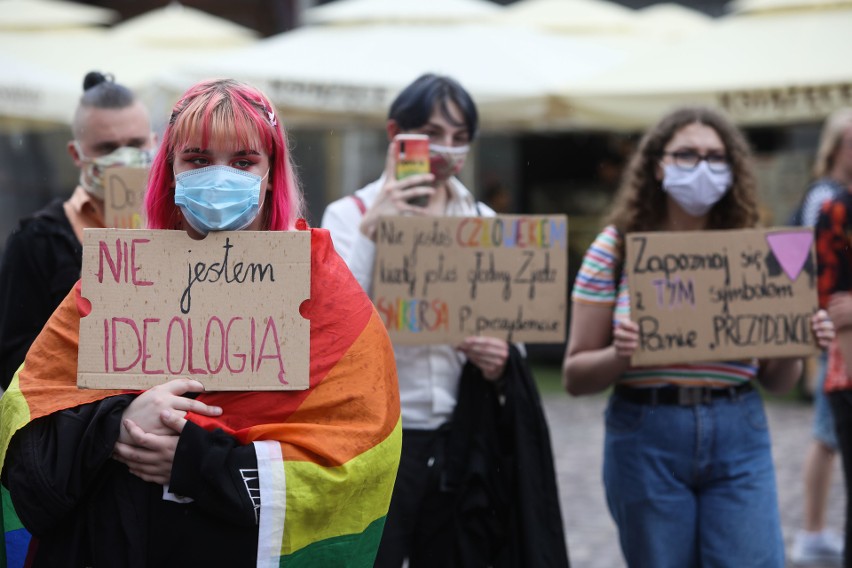 Protest w obronie środowisk LGBT na rzeszowskim rynku [ZDJĘCIA]