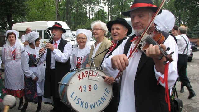 Czekając na swój występ "Liskowianie" spod Kalisza bawili mieszkańców Raciążka przed budynkiem GOK