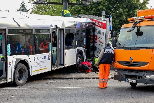 Wypadek na Mickiewicza w Szczecinie. Samochód zderzył się z autobusem - 26.05.2020