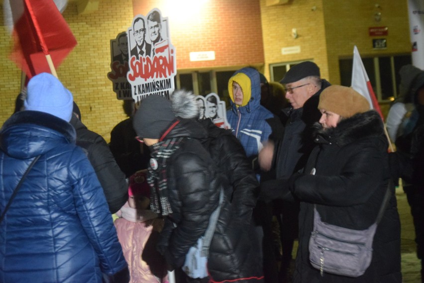 Protest pod Aresztem Śledczym w Radomiu. Żądali uwolnienia Mariusza Kamińskiego, byłego ministra