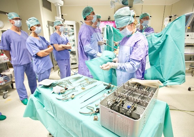 W zespole do zabezpieczenia pakietu onkologicznego jest m.in. chirurg onkolog. Na zdjęciu wrześniowa operacja onkologiczna.