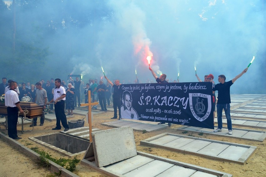 Kiedy ciało Rafała składane było do grobu, kibice stalówki...