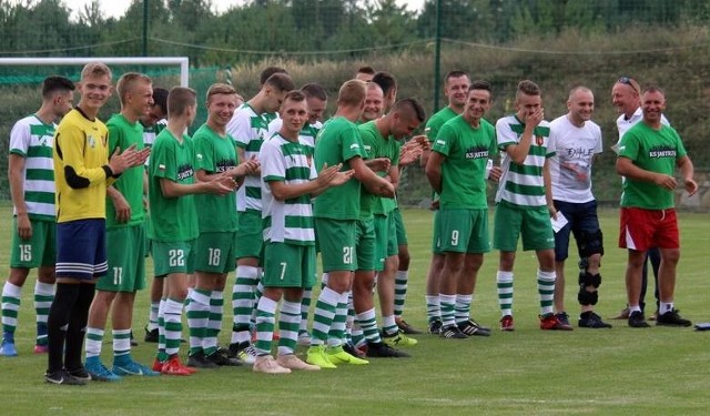 W sierpniu piłkarze Klubu Sportowego Jastrząb obchodzili jubileusz 20-lecia istnienia. Bardzo możliwe, że wiosną klub nie wystartuje już w piłkarskich rozgrywkach...