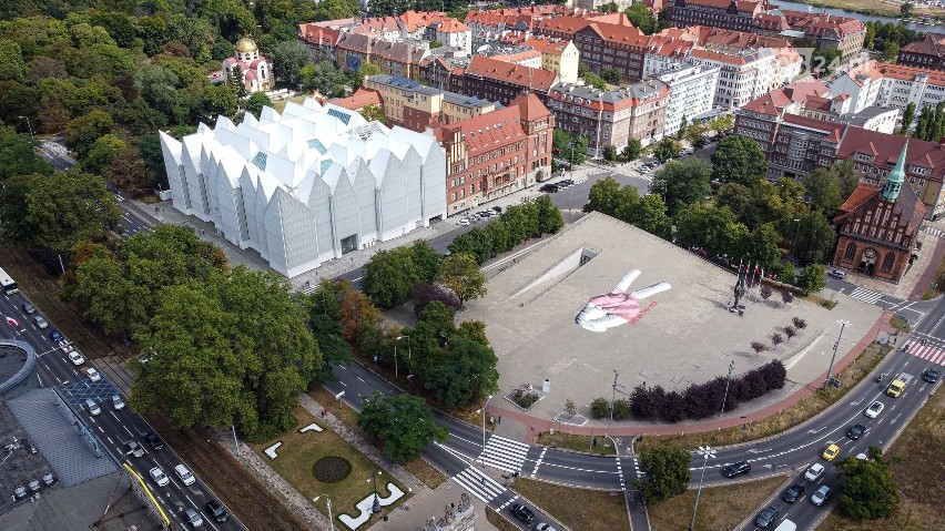 Jubileuszowy mural na dachu "Przełomów". Dopiero widok z góry pozwala docenić jego piękno