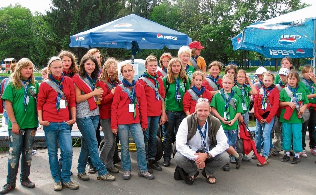 Prezes Zbigniew Szota z wolontariuszami i uczestnikami zabaw podczas ubiegłorocznych Dni Jordanowskich w krakowskim Parku Jordana