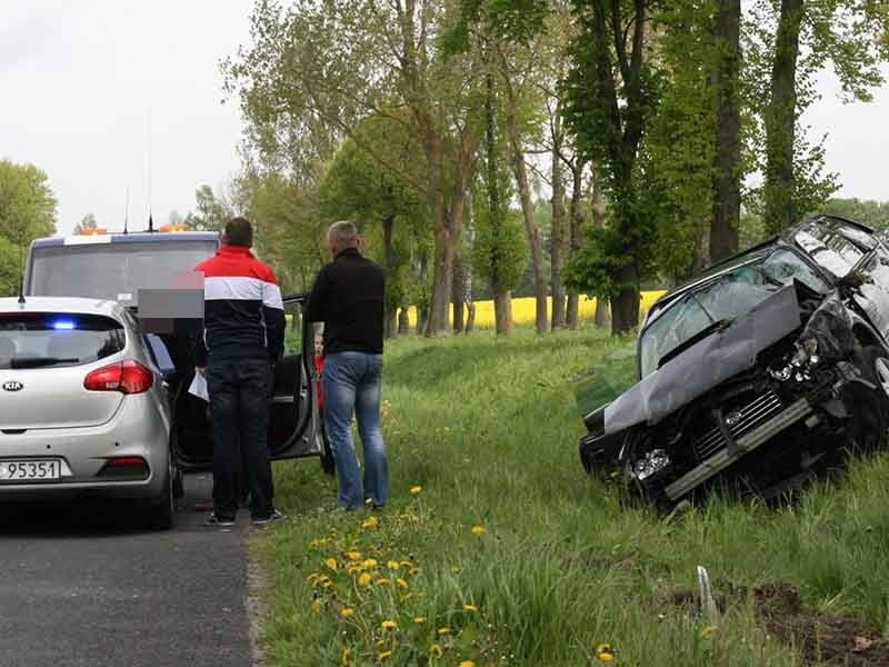 Dachowanie subaru koło Biesiekierza na krajowej "6" [zdjęcia]