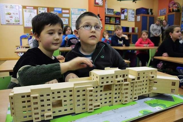 W zajęciach biorą udział dzieci z trzeciej klasy. Z zainteresowaniem słuchają tego, co mówią studenci