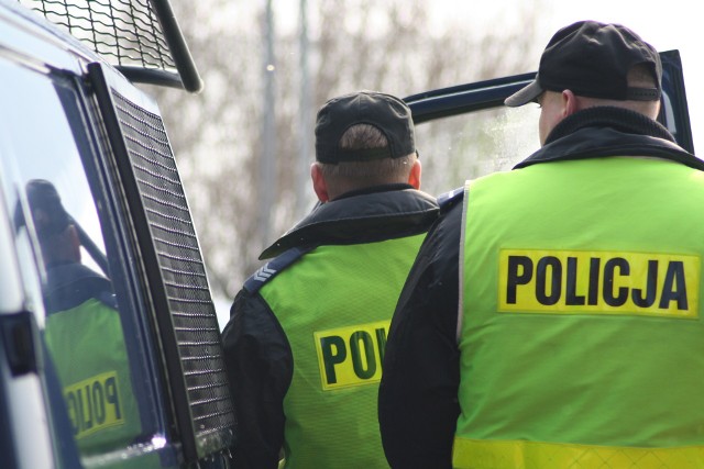 Policjanci zatrzymali kierowcę tira. Autostradą jechał "wężykiem". Miał też amfetaminę.