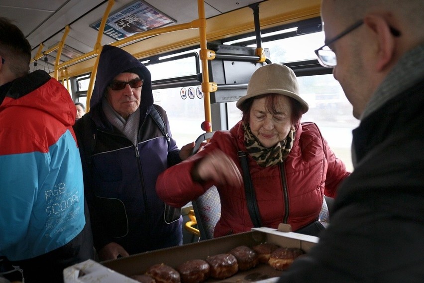 Pasażerów nie trzeba było długo namawiać, choć niektórzy nie...