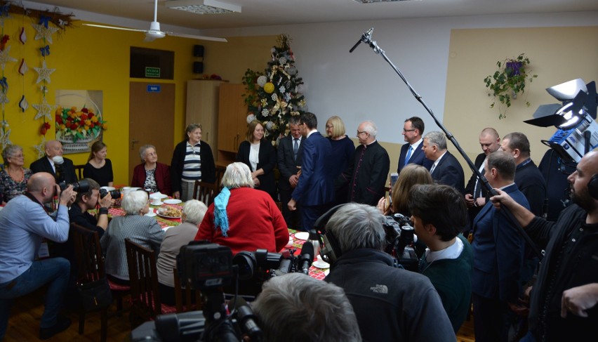Ostrołęka. Premier Mateusz Morawiecki spotkał się z seniorami [ZDJĘCIA, WIDEO]