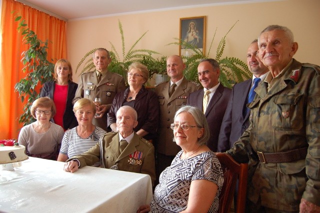 Marian Sapała jest ostatnim żyjącym byłym żołnierzem 2. Pułku Artylerii Lekkiej Legionów w Kielcach. Jest także jedynym 100-latkiem mieszkającym na terenie Gminy Szydłów.