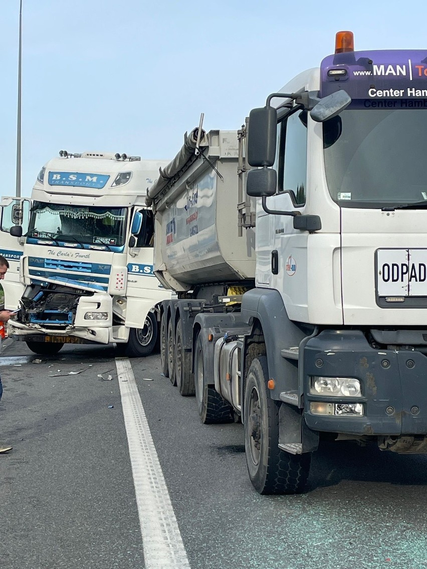 Ogromny korek na Obwodnicy Południowej. Kolizja pojazdów ciężarowych i osobówki