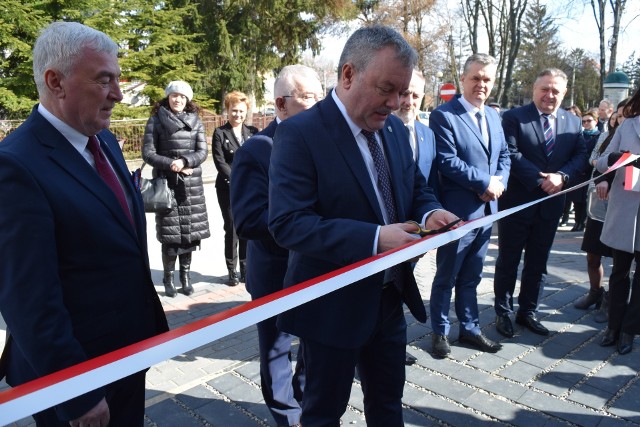 Przecięcie symbolicznej wstęgi przy otwarciu Urzędu Miasta i Gminy w Skalbmierzu po remoncie