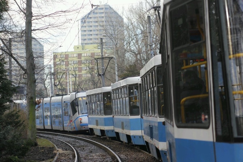 Tramwaje utknęły na objeździe spowodowanym remontem  ul....