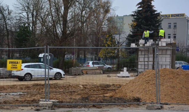 Na terenie targowiska przy ulicy Śląskiej ruszyła budowa dwóch zadaszeń, na około 1500 metrów kwadratowych. Mają one powstać do marca przyszłego roku.