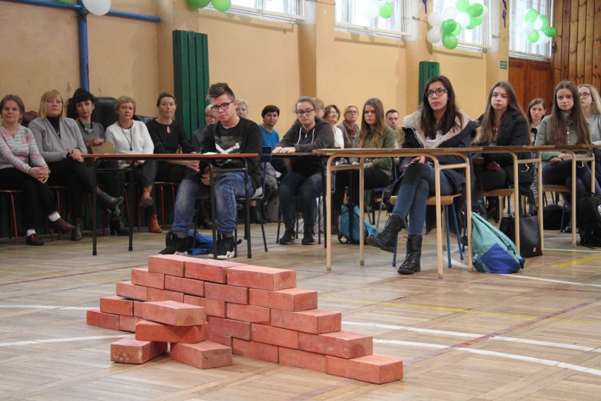 Gimnazjaliści pisali dyktando techniczne w Zespole Szkół Zawodowych numer 1 w Kielcach 