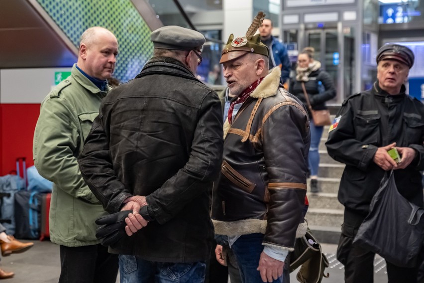 "Legion Polski" wyjechał na Ukrainę. Ochotnicy zebrali się wcześniej na krakowskich Oleandrach [ZDJĘCIA] 