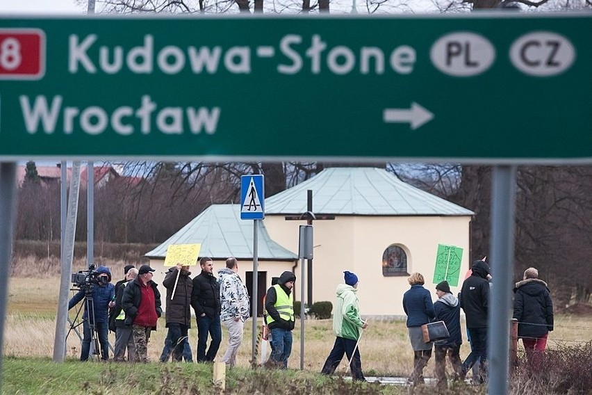 Wielka blokada drogi nr 8 na Dolnym Śląsku [FILM I ZDJĘCIA]