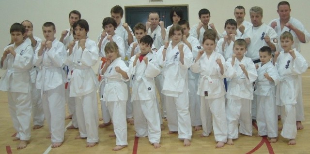 Egzamin na stopnie szkoleniowe kyu zdało we Włoszczowie 16 młodych karateków (w pierwszych rzędach). Cała sekcja karate liczy około 30 osób.