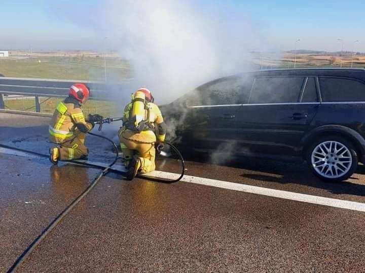 Pożar samochodu osobowego marki Opel Vectra na autostradzie A4 w Mirocinie w powiecie przeworskim [ZDJĘCIA]