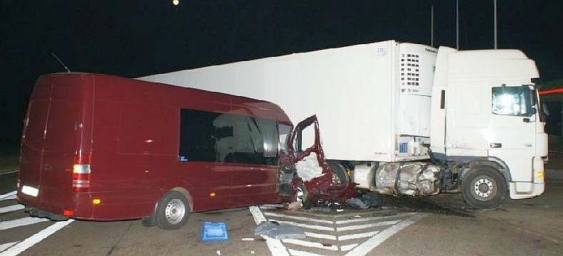 Tir zderzył się z busem. 1 osoba nie żyje, 3 ciężko ranne. (foto)