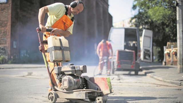 Stan ulic w mieście, jaki jest, każdy widzi. ZIM apeluje też o wykonywanie chodników, bo za wypadki na nich miasto płaci poszkodowanym. Na bieżące utrzymanie ulic pieniędzy jest za mało