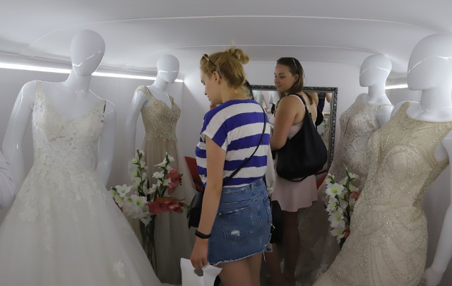 Podczas wizyty w Radomiu w autobusie zostały zaprezentowane suknie ślubne z radomskiego salonu mody ślubnej „Mariaż”