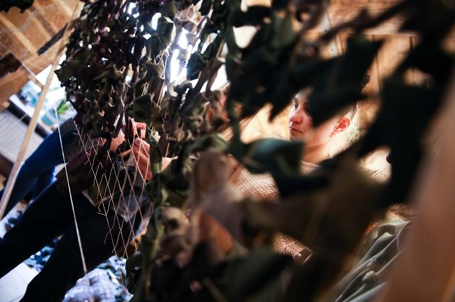 02.03. Ul. Berka Joselewicza, uchodźcy mieszkający w Krakowie robią siatki maskujące dla ukraińskiej armii 
