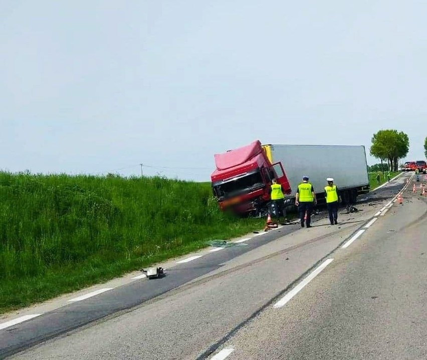 Budy Czarnockie. Śmiertelny wypadek na DK 61. Opel zderzył się z ciężarówką. Kierowca osobówki zginął na miejscu 