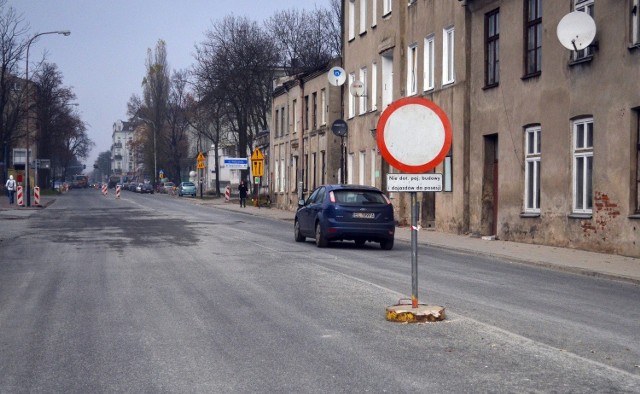 Na remontowanym odcinku ul. Wólczańskiej między ul. Radwańską a ul. Czerwoną drogowcy kończą już wylewanie nawierzchni.