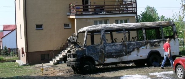 Jeden z dwóch busów, jakie spłonęły nad ranem na podwórku w Wojtyniowie. Żar był tak duży, że stopił rynny na piętrze domu. 