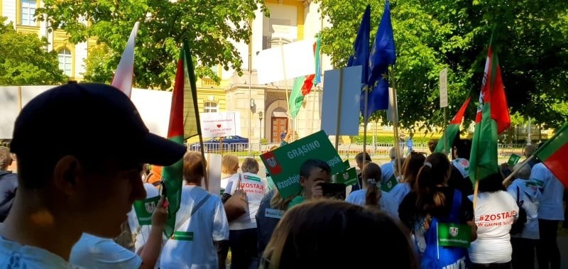 Mieszkańcy gminy Słupsk protestują przeciw powiększeniu Słupska w Warszawie pod Kancelarią Premiera i przejdą pod Sejm