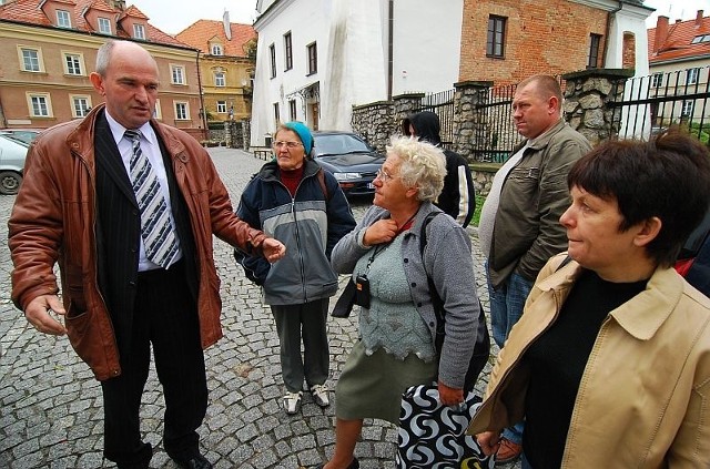 Józef Cedro, kielecki przedsiębiorca rozmawia z poszkodowanymi w powodzi mieszkańcami Sandomierza.