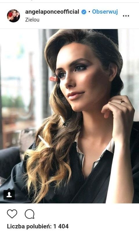 Angela Ponce to Hiszpanka, która w tym roku powalczy o koronę Miss Universe, prestiżowym, międzynarodowym konkursie piękności. To 26-latka, urodzona w Sewilli. Angela Ponce ma interesujący szczegół w biografii. Urodziła się bowiem, jako chłopiec. Ma szanse zasłynąć podwójnie. Raz, bo reprezentantka Hiszpanii po raz ostatni zdobyła koronę Miss Universse przed 44 laty. Po drugie, jeszcze nigdy tego konkursu nie wygrała osoba transpłciowa. Modelka deklaruje, że chce z dumą reprezentować Hiszpanię w konkursie oraz być ambasadorką wszystkich osób ze środowiska LGBT+, a także wszystkich osób wykluczonych. Podoba Wam się piękna Angela Ponce? O tym, czy zdobędzie koronę Miss Universe, przekonamy się grudniu.