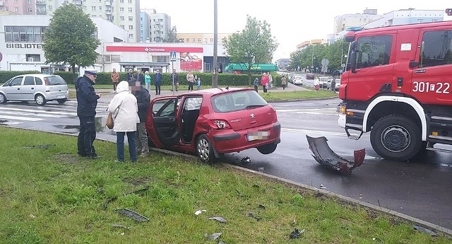 Do wypadku doszło w czwartek, 16 maja, na skrzyżowaniu ulic Szarych Szeregów i Kombatantów w Gorzowie. Dwie osoby zostały zabrane do karetki. Za kierownicą audi siedział 17-latek.Z pierwszych informacji wynika, że kierowca peugeota wymusił pierwszeństwo przejazdu na kierującym audi. Doszło do zderzenia. Audi wypadło z drogi uderzając w mur.Na miejsce dojechały służby ratunkowe i gorzowska drogówka. Do karetki zostały zabrane dwie osoby uczestniczące w zderzeniu. Na skrzyżowaniu są utrudnienia w ruchu.Zobacz wideo: Jak udzielać pierwszej pomocy ofiarom wypadków