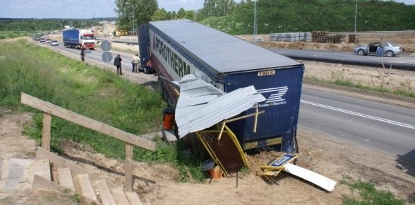 Tir staranował przystanek autobusowy w okolicy Jurowiec.