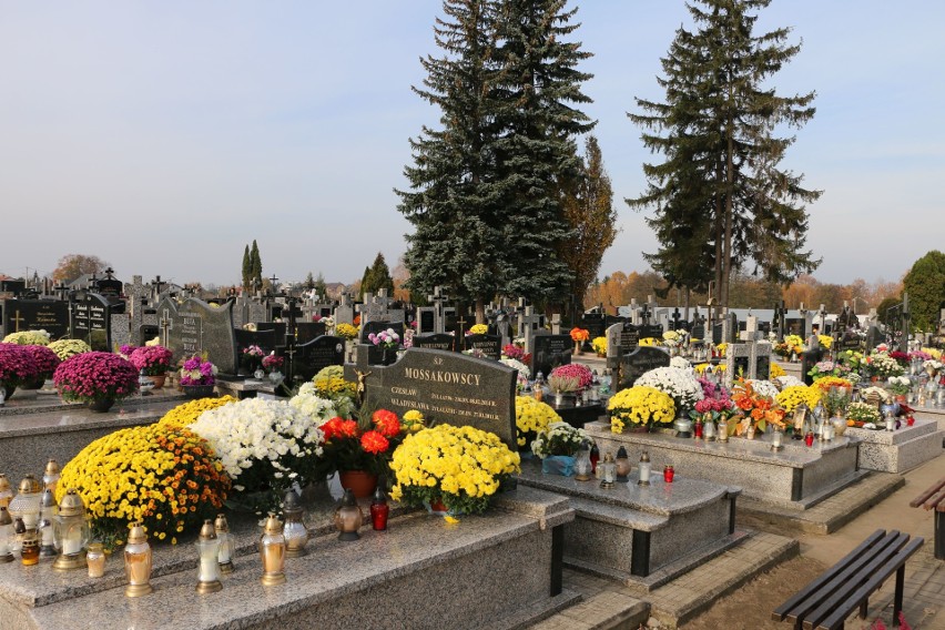 Cmentarz nocą w Makowie Mazowieckim [ZDJĘCIA]