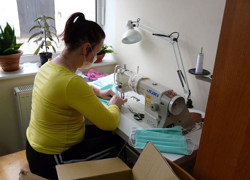 Pracownicy środowiskowego domu samopomocy szyją maseczki. Można je odbierać (zdjęcia)