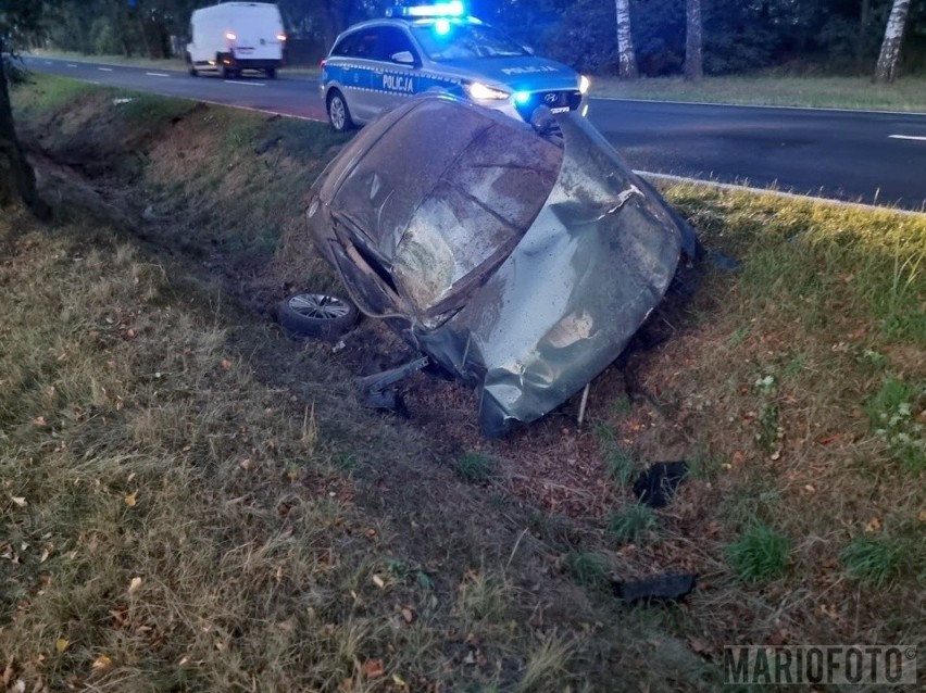 Wypadek w Trzebiszynie w powiecie kluczborskim. Pijany kierowca audi uderzył w drzewo. Z auta wypadł silnik. Trzy osoby są ranne