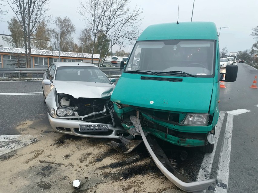 Wypadek busa i samochodu osobowego przy autostradzie A4 pod Wrocławiem. Utrudnienia na węźle Kostomłoty [ZDJĘCIA]