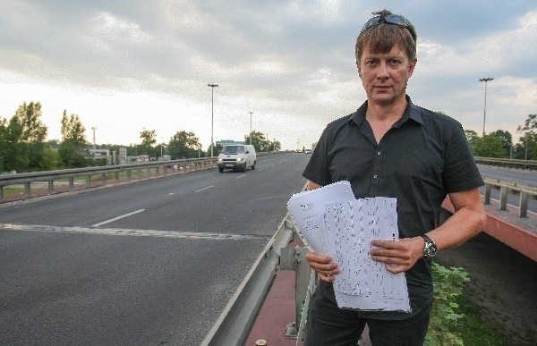 - Z papierów wynika, że pracownik zakładu pogrzebowego przeszukiwał spodnie mojego syna - mówi Bogusław Lewicki z Łodzi.