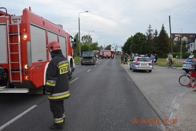 Do wypadku doszło we wtorek o godzinie 20.30 w pobliżu skrzyżowania ulicy Poznańskiej z ulicą Krętą. Ford Transit najechał na tył ciężarowego DAF-a, który zahamował, by wykonać manewr skrętu. >> Najświeższe informacje z regionu, zdjęcia, wideo tylko na www.pomorska.pl 