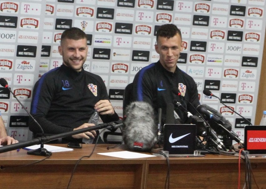 Ante Rebić (z lewej) i Ivan Perisić na środowej konferencji...