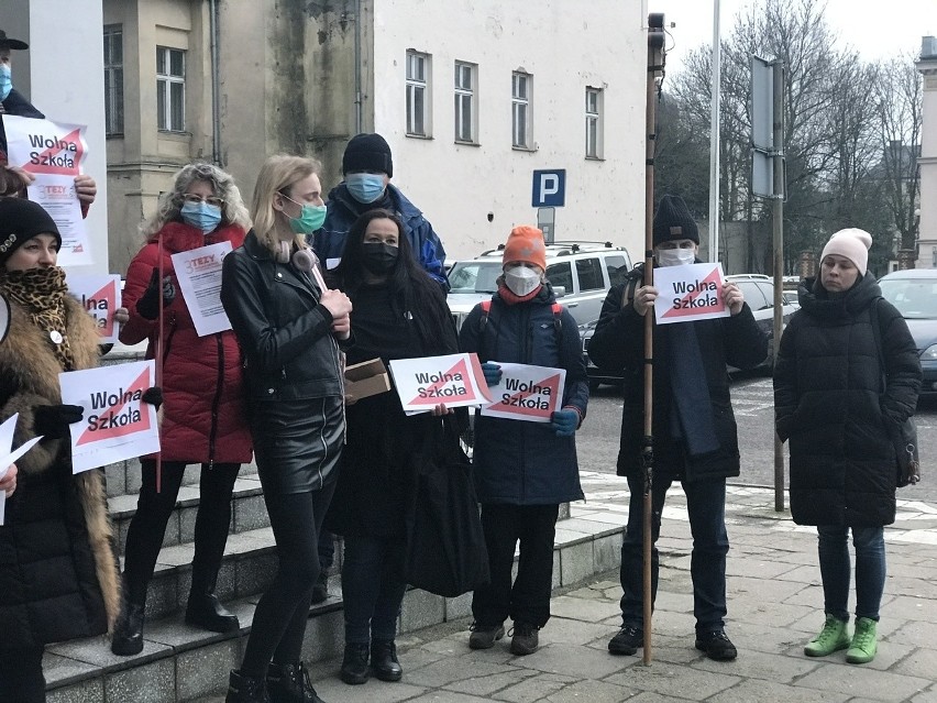 Pikieta "Wolna szkoła" przed inspektoratem oświaty w Słupsku