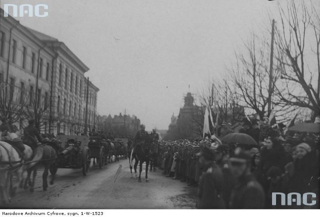 Defilada wojsk polskich po zajęciu Wilna w październiku 1920 roku na ul. Mickiewicza.