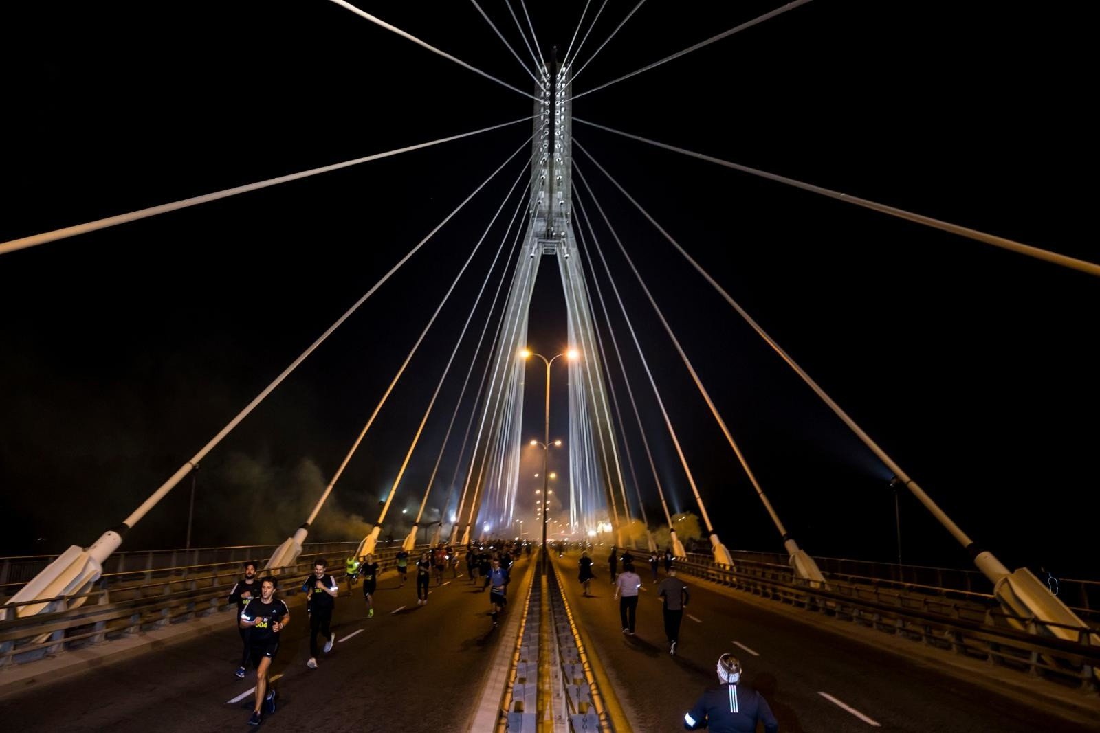 W nocy odbył się Adidas Runners x Warsaw Night Mile. W Warszawie biegano  przez Most Świętokrzyski [ZDJĘCIA] | Sportowy24