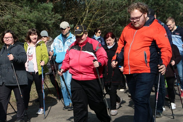Uczestnicy Warsztatów Terapii Zajęciowej w Grudziądzu podczas ubiegłorocznego marszu nordic walking