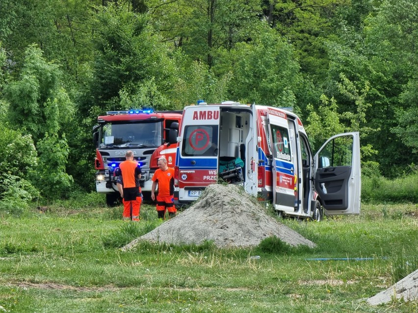 Dramat w miejscowości Aksmanice pod Przemyślem. Ciągnik rolniczy wpadł do rowu. Traktorzysta nie żyje [ZDJĘCIA]